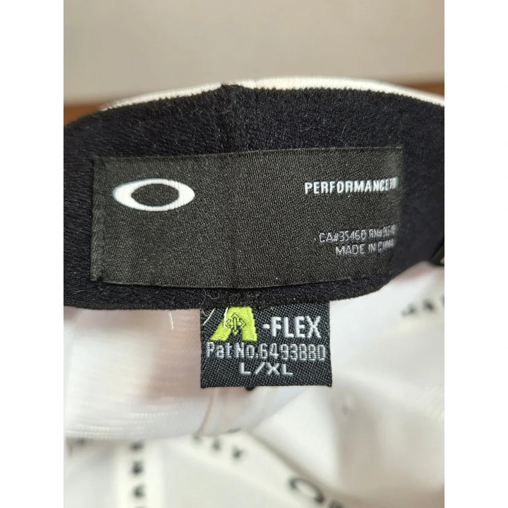 Oakley Classic Low White Performance Flexfit Hat Mens L/XL Silver Ellipse Logo